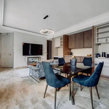 Luxueux Champs Elysees Apartment Paris